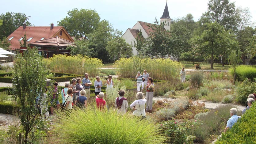 Gaestefuehrer-Gartenerlebnis-Bayern-Christine-Stedele-Kerschlach-Garten-Hochsommer-Klostergarten
